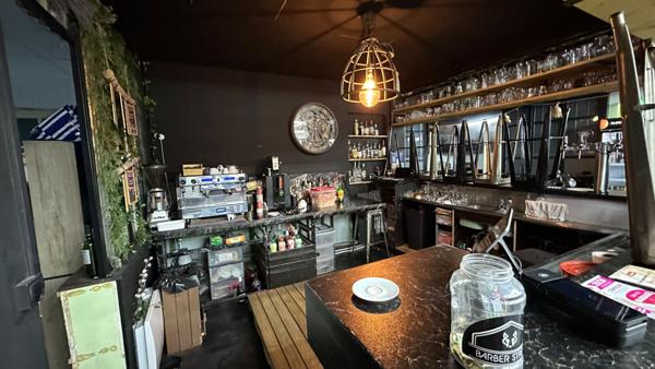 Fonds de commerce d'activité de salon coiffure-barbier, bar et location de bien immobilier à Compiègne