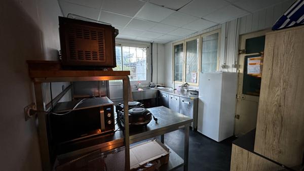 Fonds de commerce d'activité de salon coiffure-barbier, bar et location de bien immobilier à Compiègne