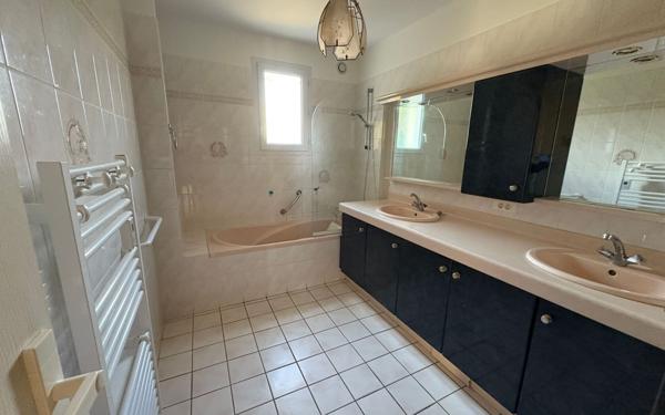 Maison à vendre    7 pièces •  Saint-Lyphard