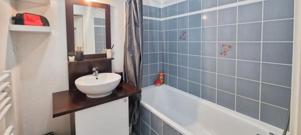 PAREMPUYRE - Appartement T3 de 61 m²  avec terrasse 8m² au 2e et dernier étage d'une résidence avec piscine