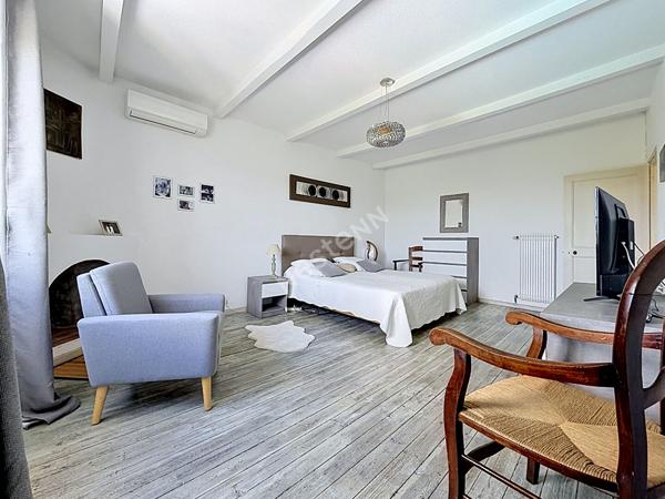 Mas de caractère 180m² avec piscine et dépendance 80 m² à Camaret-sur-Aigues