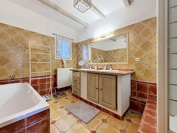 Mas de caractère 180m² avec piscine et dépendance 80 m² à Camaret-sur-Aigues