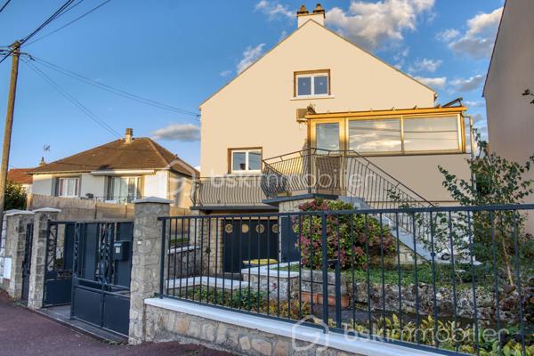 Je vous propose cette jolie maison de famille individuelle !
Au premier niveau, profitez d'un Salon, salle à manger spacieuse avec véranda attenante, une cuisine séparée, une salle de bain, WC ainsi que deux chambres.
L'étage se compose d'une suite parentale avec de nombreux rangements, un bureau et une très grande chambre.
Un sous-sol total vient compléter ce bien ainsi qu'un deuxième garage.
Ravalement récent.
Cette maison est idéale pour une grande famille ! Vous aimez bricoler, faire de belles tables ou du télétravail ! Ce n'est pas la place qui manque ici !
La commune de Marly la ville est très bien située près des grands axes routiers A1, N2, francilienne, parc Astérix et Aéroport RCDG à seulement 15 minutes.
La commune dispose de nombreux avantages, des commerces locaux, des écoles de la maternelle au collège et un tissu associatif très diversifié.
N'attendez plus pour demander une visite et profiter de la ville à la campagne!!!