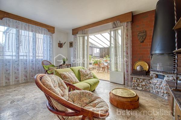 Je vous propose cette jolie maison de famille individuelle !
Au premier niveau, profitez d'un Salon, salle à manger spacieuse avec véranda attenante, une cuisine séparée, une salle de bain, WC ainsi que deux chambres.
L'étage se compose d'une suite parentale avec de nombreux rangements, un bureau et une très grande chambre.
Un sous-sol total vient compléter ce bien ainsi qu'un deuxième garage.
Ravalement récent.
Cette maison est idéale pour une grande famille ! Vous aimez bricoler, faire de belles tables ou du télétravail ! Ce n'est pas la place qui manque ici !
La commune de Marly la ville est très bien située près des grands axes routiers A1, N2, francilienne, parc Astérix et Aéroport RCDG à seulement 15 minutes.
La commune dispose de nombreux avantages, des commerces locaux, des écoles de la maternelle au collège et un tissu associatif très diversifié.
N'attendez plus pour demander une visite et profiter de la ville à la campagne!!!