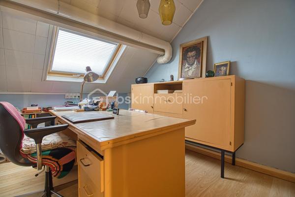 Je vous propose cette jolie maison de famille individuelle !
Au premier niveau, profitez d'un Salon, salle à manger spacieuse avec véranda attenante, une cuisine séparée, une salle de bain, WC ainsi que deux chambres.
L'étage se compose d'une suite parentale avec de nombreux rangements, un bureau et une très grande chambre.
Un sous-sol total vient compléter ce bien ainsi qu'un deuxième garage.
Ravalement récent.
Cette maison est idéale pour une grande famille ! Vous aimez bricoler, faire de belles tables ou du télétravail ! Ce n'est pas la place qui manque ici !
La commune de Marly la ville est très bien située près des grands axes routiers A1, N2, francilienne, parc Astérix et Aéroport RCDG à seulement 15 minutes.
La commune dispose de nombreux avantages, des commerces locaux, des écoles de la maternelle au collège et un tissu associatif très diversifié.
N'attendez plus pour demander une visite et profiter de la ville à la campagne!!!