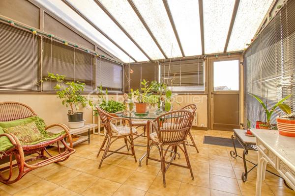 Je vous propose cette jolie maison de famille individuelle !
Au premier niveau, profitez d'un Salon, salle à manger spacieuse avec véranda attenante, une cuisine séparée, une salle de bain, WC ainsi que deux chambres.
L'étage se compose d'une suite parentale avec de nombreux rangements, un bureau et une très grande chambre.
Un sous-sol total vient compléter ce bien ainsi qu'un deuxième garage.
Ravalement récent.
Cette maison est idéale pour une grande famille ! Vous aimez bricoler, faire de belles tables ou du télétravail ! Ce n'est pas la place qui manque ici !
La commune de Marly la ville est très bien située près des grands axes routiers A1, N2, francilienne, parc Astérix et Aéroport RCDG à seulement 15 minutes.
La commune dispose de nombreux avantages, des commerces locaux, des écoles de la maternelle au collège et un tissu associatif très diversifié.
N'attendez plus pour demander une visite et profiter de la ville à la campagne!!!