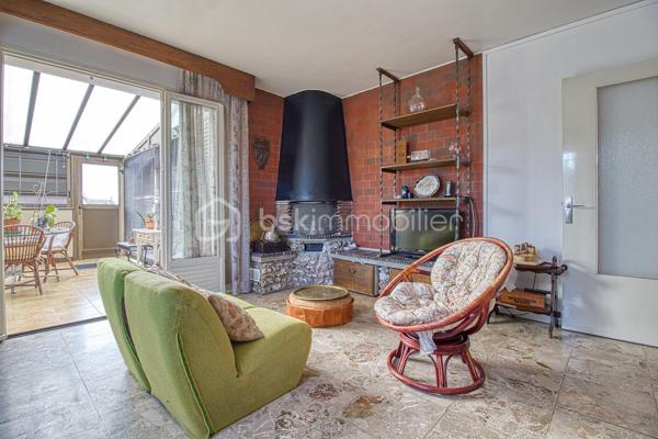 Je vous propose cette jolie maison de famille individuelle !
Au premier niveau, profitez d'un Salon, salle à manger spacieuse avec véranda attenante, une cuisine séparée, une salle de bain, WC ainsi que deux chambres.
L'étage se compose d'une suite parentale avec de nombreux rangements, un bureau et une très grande chambre.
Un sous-sol total vient compléter ce bien ainsi qu'un deuxième garage.
Ravalement récent.
Cette maison est idéale pour une grande famille ! Vous aimez bricoler, faire de belles tables ou du télétravail ! Ce n'est pas la place qui manque ici !
La commune de Marly la ville est très bien située près des grands axes routiers A1, N2, francilienne, parc Astérix et Aéroport RCDG à seulement 15 minutes.
La commune dispose de nombreux avantages, des commerces locaux, des écoles de la maternelle au collège et un tissu associatif très diversifié.
N'attendez plus pour demander une visite et profiter de la ville à la campagne!!!