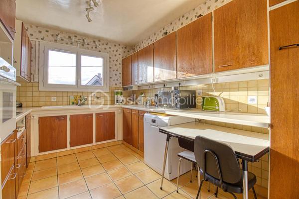 Je vous propose cette jolie maison de famille individuelle !
Au premier niveau, profitez d'un Salon, salle à manger spacieuse avec véranda attenante, une cuisine séparée, une salle de bain, WC ainsi que deux chambres.
L'étage se compose d'une suite parentale avec de nombreux rangements, un bureau et une très grande chambre.
Un sous-sol total vient compléter ce bien ainsi qu'un deuxième garage.
Ravalement récent.
Cette maison est idéale pour une grande famille ! Vous aimez bricoler, faire de belles tables ou du télétravail ! Ce n'est pas la place qui manque ici !
La commune de Marly la ville est très bien située près des grands axes routiers A1, N2, francilienne, parc Astérix et Aéroport RCDG à seulement 15 minutes.
La commune dispose de nombreux avantages, des commerces locaux, des écoles de la maternelle au collège et un tissu associatif très diversifié.
N'attendez plus pour demander une visite et profiter de la ville à la campagne!!!