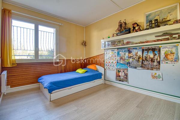Je vous propose cette jolie maison de famille individuelle !
Au premier niveau, profitez d'un Salon, salle à manger spacieuse avec véranda attenante, une cuisine séparée, une salle de bain, WC ainsi que deux chambres.
L'étage se compose d'une suite parentale avec de nombreux rangements, un bureau et une très grande chambre.
Un sous-sol total vient compléter ce bien ainsi qu'un deuxième garage.
Ravalement récent.
Cette maison est idéale pour une grande famille ! Vous aimez bricoler, faire de belles tables ou du télétravail ! Ce n'est pas la place qui manque ici !
La commune de Marly la ville est très bien située près des grands axes routiers A1, N2, francilienne, parc Astérix et Aéroport RCDG à seulement 15 minutes.
La commune dispose de nombreux avantages, des commerces locaux, des écoles de la maternelle au collège et un tissu associatif très diversifié.
N'attendez plus pour demander une visite et profiter de la ville à la campagne!!!