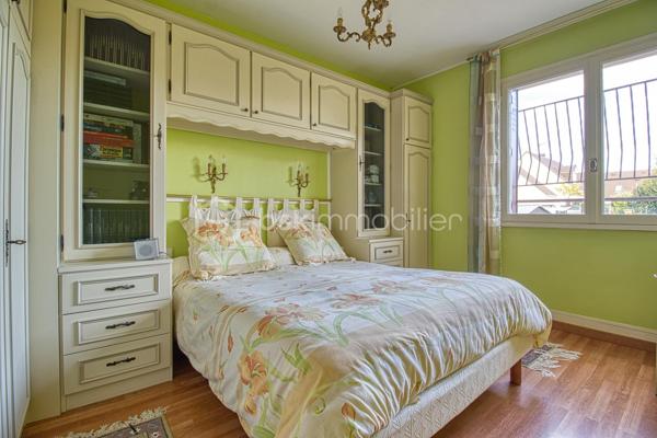 Je vous propose cette jolie maison de famille individuelle !
Au premier niveau, profitez d'un Salon, salle à manger spacieuse avec véranda attenante, une cuisine séparée, une salle de bain, WC ainsi que deux chambres.
L'étage se compose d'une suite parentale avec de nombreux rangements, un bureau et une très grande chambre.
Un sous-sol total vient compléter ce bien ainsi qu'un deuxième garage.
Ravalement récent.
Cette maison est idéale pour une grande famille ! Vous aimez bricoler, faire de belles tables ou du télétravail ! Ce n'est pas la place qui manque ici !
La commune de Marly la ville est très bien située près des grands axes routiers A1, N2, francilienne, parc Astérix et Aéroport RCDG à seulement 15 minutes.
La commune dispose de nombreux avantages, des commerces locaux, des écoles de la maternelle au collège et un tissu associatif très diversifié.
N'attendez plus pour demander une visite et profiter de la ville à la campagne!!!