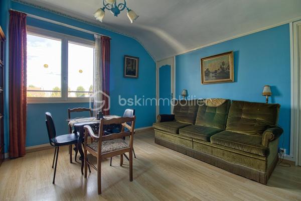 Je vous propose cette jolie maison de famille individuelle !
Au premier niveau, profitez d'un Salon, salle à manger spacieuse avec véranda attenante, une cuisine séparée, une salle de bain, WC ainsi que deux chambres.
L'étage se compose d'une suite parentale avec de nombreux rangements, un bureau et une très grande chambre.
Un sous-sol total vient compléter ce bien ainsi qu'un deuxième garage.
Ravalement récent.
Cette maison est idéale pour une grande famille ! Vous aimez bricoler, faire de belles tables ou du télétravail ! Ce n'est pas la place qui manque ici !
La commune de Marly la ville est très bien située près des grands axes routiers A1, N2, francilienne, parc Astérix et Aéroport RCDG à seulement 15 minutes.
La commune dispose de nombreux avantages, des commerces locaux, des écoles de la maternelle au collège et un tissu associatif très diversifié.
N'attendez plus pour demander une visite et profiter de la ville à la campagne!!!