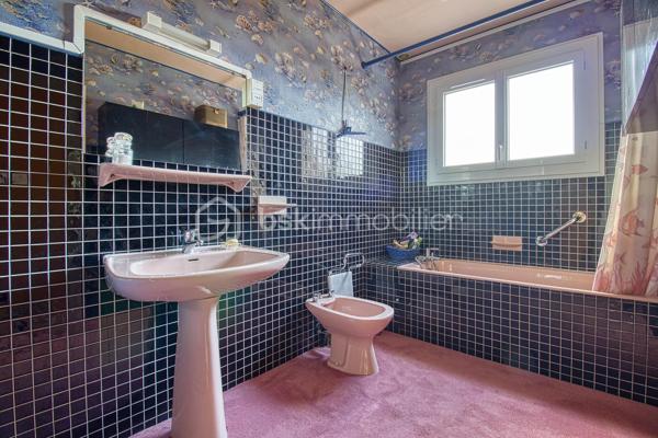 Je vous propose cette jolie maison de famille individuelle !
Au premier niveau, profitez d'un Salon, salle à manger spacieuse avec véranda attenante, une cuisine séparée, une salle de bain, WC ainsi que deux chambres.
L'étage se compose d'une suite parentale avec de nombreux rangements, un bureau et une très grande chambre.
Un sous-sol total vient compléter ce bien ainsi qu'un deuxième garage.
Ravalement récent.
Cette maison est idéale pour une grande famille ! Vous aimez bricoler, faire de belles tables ou du télétravail ! Ce n'est pas la place qui manque ici !
La commune de Marly la ville est très bien située près des grands axes routiers A1, N2, francilienne, parc Astérix et Aéroport RCDG à seulement 15 minutes.
La commune dispose de nombreux avantages, des commerces locaux, des écoles de la maternelle au collège et un tissu associatif très diversifié.
N'attendez plus pour demander une visite et profiter de la ville à la campagne!!!