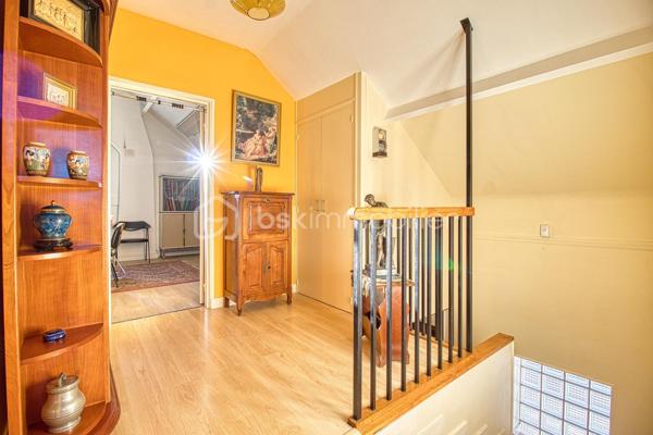 Je vous propose cette jolie maison de famille individuelle !
Au premier niveau, profitez d'un Salon, salle à manger spacieuse avec véranda attenante, une cuisine séparée, une salle de bain, WC ainsi que deux chambres.
L'étage se compose d'une suite parentale avec de nombreux rangements, un bureau et une très grande chambre.
Un sous-sol total vient compléter ce bien ainsi qu'un deuxième garage.
Ravalement récent.
Cette maison est idéale pour une grande famille ! Vous aimez bricoler, faire de belles tables ou du télétravail ! Ce n'est pas la place qui manque ici !
La commune de Marly la ville est très bien située près des grands axes routiers A1, N2, francilienne, parc Astérix et Aéroport RCDG à seulement 15 minutes.
La commune dispose de nombreux avantages, des commerces locaux, des écoles de la maternelle au collège et un tissu associatif très diversifié.
N'attendez plus pour demander une visite et profiter de la ville à la campagne!!!