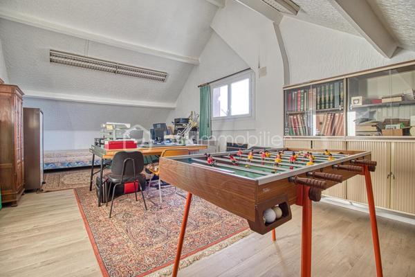 Je vous propose cette jolie maison de famille individuelle !
Au premier niveau, profitez d'un Salon, salle à manger spacieuse avec véranda attenante, une cuisine séparée, une salle de bain, WC ainsi que deux chambres.
L'étage se compose d'une suite parentale avec de nombreux rangements, un bureau et une très grande chambre.
Un sous-sol total vient compléter ce bien ainsi qu'un deuxième garage.
Ravalement récent.
Cette maison est idéale pour une grande famille ! Vous aimez bricoler, faire de belles tables ou du télétravail ! Ce n'est pas la place qui manque ici !
La commune de Marly la ville est très bien située près des grands axes routiers A1, N2, francilienne, parc Astérix et Aéroport RCDG à seulement 15 minutes.
La commune dispose de nombreux avantages, des commerces locaux, des écoles de la maternelle au collège et un tissu associatif très diversifié.
N'attendez plus pour demander une visite et profiter de la ville à la campagne!!!