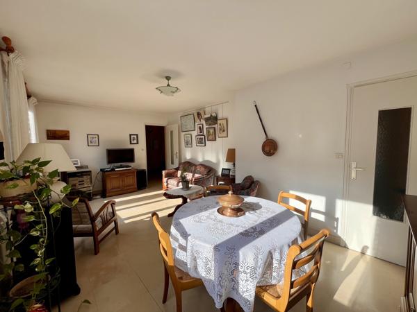 NIMES - ECUSSON - ARENE - PARKING - CAVE - 2 CHAMBRES - BALCON - BUANDERIE - LOGGIA