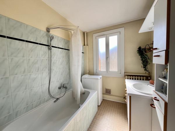 NIMES - ECUSSON - ARENE - PARKING - CAVE - 2 CHAMBRES - BALCON - BUANDERIE - LOGGIA