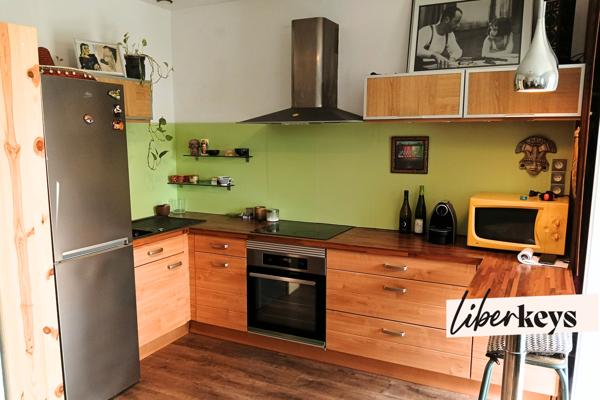 T1 indépendant ~29m² avec terrasse ~12m² et stationnement à ~1km de la mer