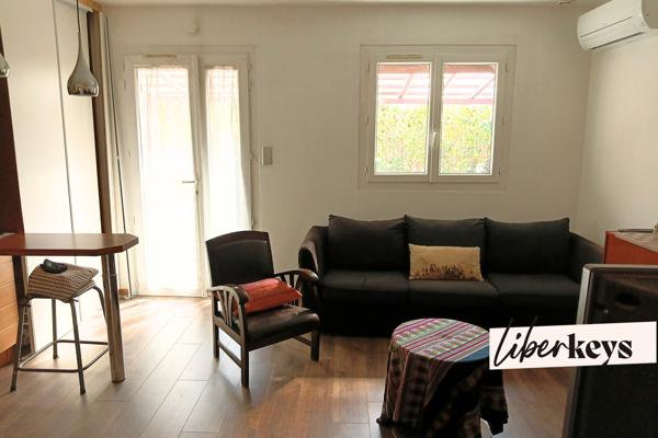 T1 indépendant ~29m² avec terrasse ~12m² et stationnement à ~1km de la mer