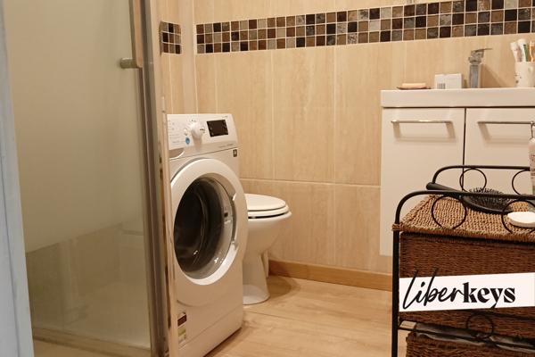 T1 indépendant ~29m² avec terrasse ~12m² et stationnement à ~1km de la mer