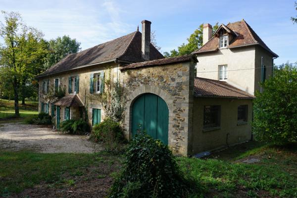 Magnifique Manoir du XVIe siècle typique du Périgord vert.