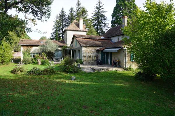 Magnifique Manoir du XVIe siècle typique du Périgord vert.