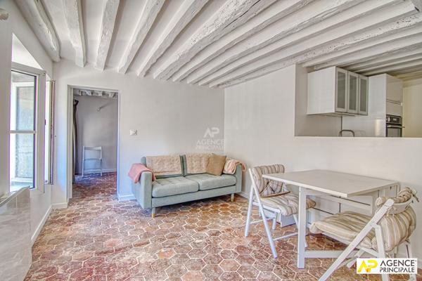 "Versailles Saint-Louis" Très bel appartement meublé de 2 pièces de 37m² carrez situé au 1er étage d'un immeuble ancien ! Loyer 1 290 €/mois charges comprises **  - Référence  28051