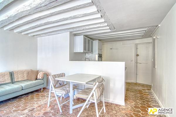 "Versailles Saint-Louis" Très bel appartement meublé de 2 pièces de 37m² carrez situé au 1er étage d'un immeuble ancien ! Loyer 1 290 €/mois charges comprises **  - Référence  28051