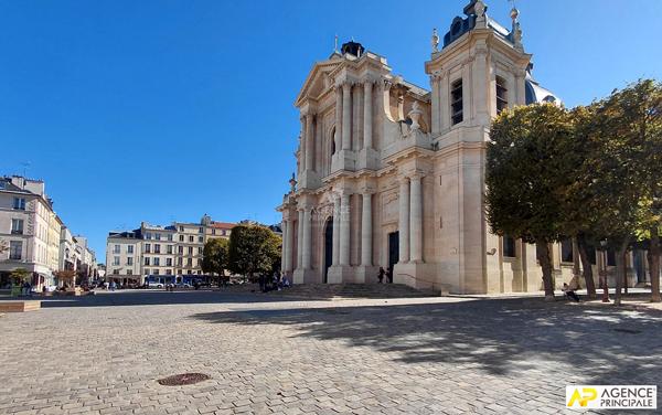 "Versailles Saint-Louis" Très bel appartement meublé de 2 pièces de 37m² carrez situé au 1er étage d'un immeuble ancien ! Loyer 1 290 €/mois charges comprises **  - Référence  28051