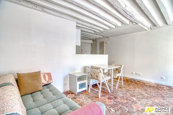 "Versailles Saint-Louis" Très bel appartement meublé de 2 pièces de 37m² carrez situé au 1er étage d'un immeuble ancien ! Loyer 1 290 €/mois charges comprises **  - Référence  28051