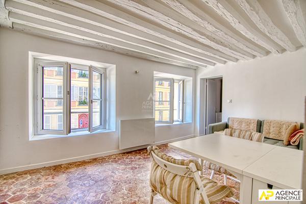 "Versailles Saint-Louis" Très bel appartement meublé de 2 pièces de 37m² carrez situé au 1er étage d'un immeuble ancien ! Loyer 1 290 €/mois charges comprises **  - Référence  28051