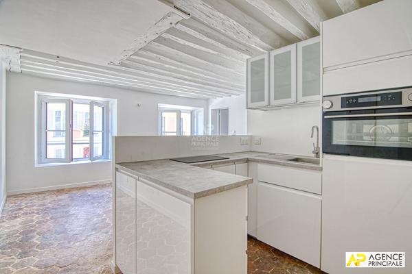 "Versailles Saint-Louis" Très bel appartement meublé de 2 pièces de 37m² carrez situé au 1er étage d'un immeuble ancien ! Loyer 1 290 €/mois charges comprises **  - Référence  28051