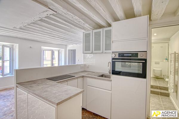"Versailles Saint-Louis" Très bel appartement meublé de 2 pièces de 37m² carrez situé au 1er étage d'un immeuble ancien ! Loyer 1 290 €/mois charges comprises **  - Référence  28051