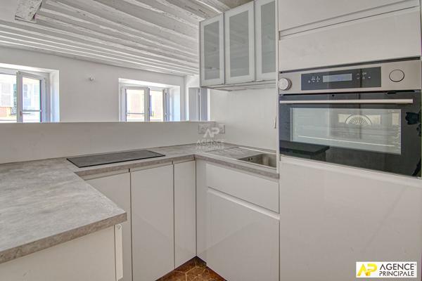 "Versailles Saint-Louis" Très bel appartement meublé de 2 pièces de 37m² carrez situé au 1er étage d'un immeuble ancien ! Loyer 1 290 €/mois charges comprises **  - Référence  28051