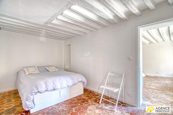 "Versailles Saint-Louis" Très bel appartement meublé de 2 pièces de 37m² carrez situé au 1er étage d'un immeuble ancien ! Loyer 1 290 €/mois charges comprises **  - Référence  28051