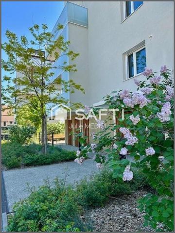 T2 lumineux avec sa généreuse terrasse et son garage.