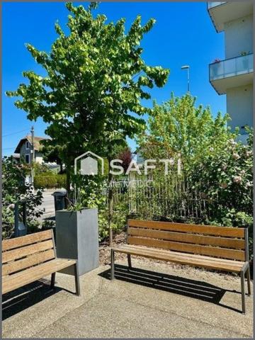 T2 lumineux avec sa généreuse terrasse et son garage.