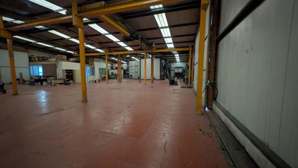 🔶 OPPORTUNITÉ RARE – BÂTIMENT INDUSTRIEL ÉQUIPÉ – 894 m² – SECTEUR ISBERGUE(62) 🔶