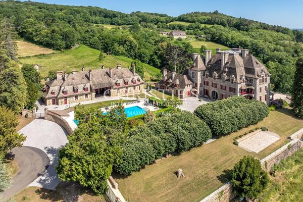 Un majestueux domaine seigneurial perché au sommet d’une crête, offrant une opportunité commerciale et hôtelière exceptionnelle dans le centre-sud de la France