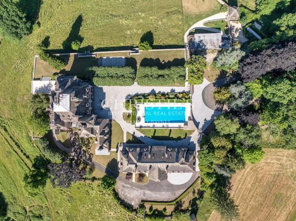 Un majestueux domaine seigneurial perché au sommet d’une crête, offrant une opportunité commerciale et hôtelière exceptionnelle dans le centre-sud de la France