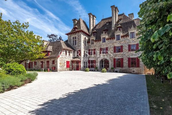 Un majestueux domaine seigneurial perché au sommet d’une crête, offrant une opportunité commerciale et hôtelière exceptionnelle dans le centre-sud de la France