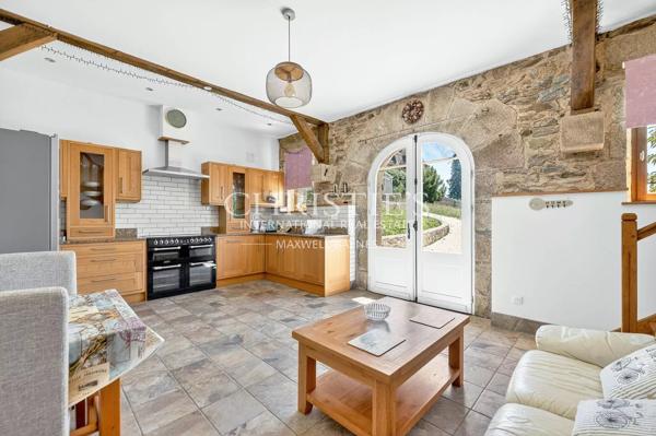 Un majestueux domaine seigneurial perché au sommet d’une crête, offrant une opportunité commerciale et hôtelière exceptionnelle dans le centre-sud de la France