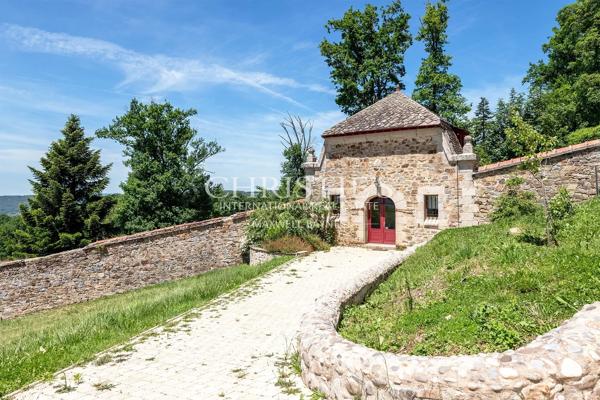 Un majestueux domaine seigneurial perché au sommet d’une crête, offrant une opportunité commerciale et hôtelière exceptionnelle dans le centre-sud de la France