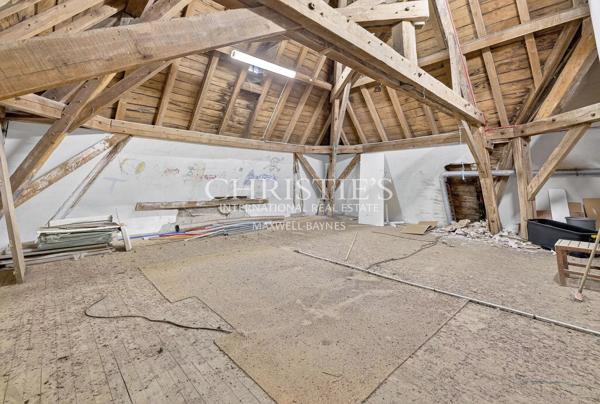 Un majestueux domaine seigneurial perché au sommet d’une crête, offrant une opportunité commerciale et hôtelière exceptionnelle dans le centre-sud de la France