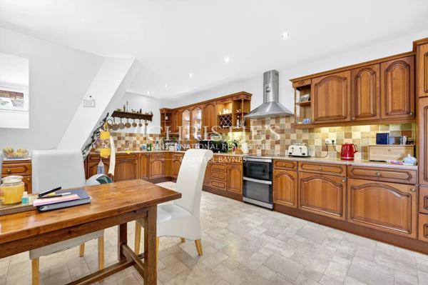 Un majestueux domaine seigneurial perché au sommet d’une crête, offrant une opportunité commerciale et hôtelière exceptionnelle dans le centre-sud de la France