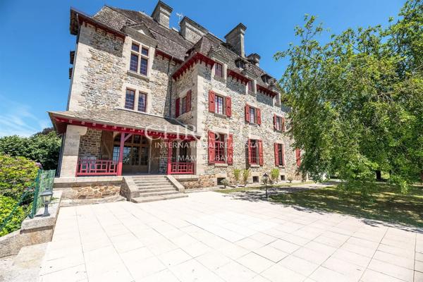 Un majestueux domaine seigneurial perché au sommet d’une crête, offrant une opportunité commerciale et hôtelière exceptionnelle dans le centre-sud de la France