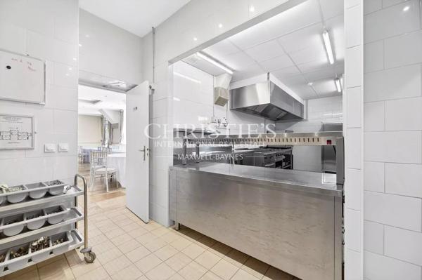 Un majestueux domaine seigneurial perché au sommet d’une crête, offrant une opportunité commerciale et hôtelière exceptionnelle dans le centre-sud de la France