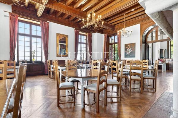Un majestueux domaine seigneurial perché au sommet d’une crête, offrant une opportunité commerciale et hôtelière exceptionnelle dans le centre-sud de la France