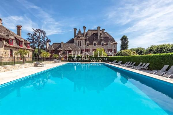 Un majestueux domaine seigneurial perché au sommet d’une crête, offrant une opportunité commerciale et hôtelière exceptionnelle dans le centre-sud de la France