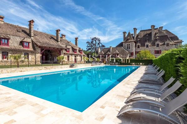 Un majestueux domaine seigneurial perché au sommet d’une crête, offrant une opportunité commerciale et hôtelière exceptionnelle dans le centre-sud de la France