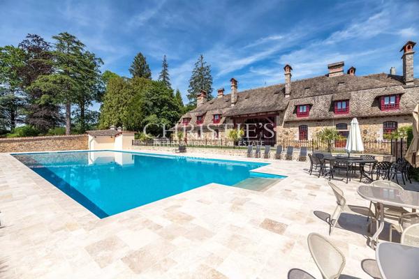 Un majestueux domaine seigneurial perché au sommet d’une crête, offrant une opportunité commerciale et hôtelière exceptionnelle dans le centre-sud de la France